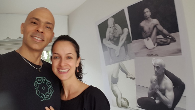 Vitor e Lidiane, em parceria, no mural de entrada do Ciência Meditativa de SJC, uma homenagem á tradição dos mestres de yoga. 